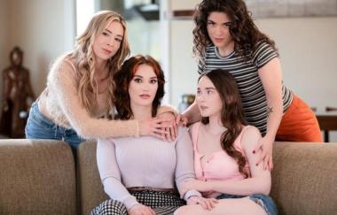 Aiden Ashley, Victoria Voxxx, Hazel Moore, Siri Dahl - Family & Sitters, Reunited!