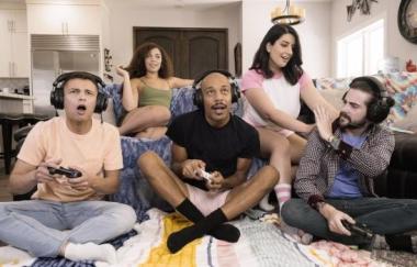Willow Ryder, Sarah Arabic - Fucking With The Gamers - Hotgirlsgame