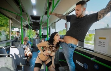 Vitoria Vonteese - Straphangers